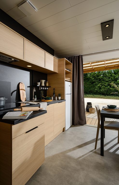 escapade chalets fabre cuisine ouverte sur l'extérieur