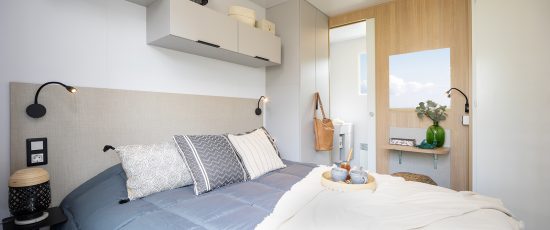 chambre parentale ouverte sur salle de bain iroise mobil-home gamme vacances louisiane