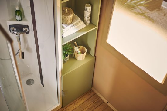 salle de bain du mini wood lodge 23-2-S