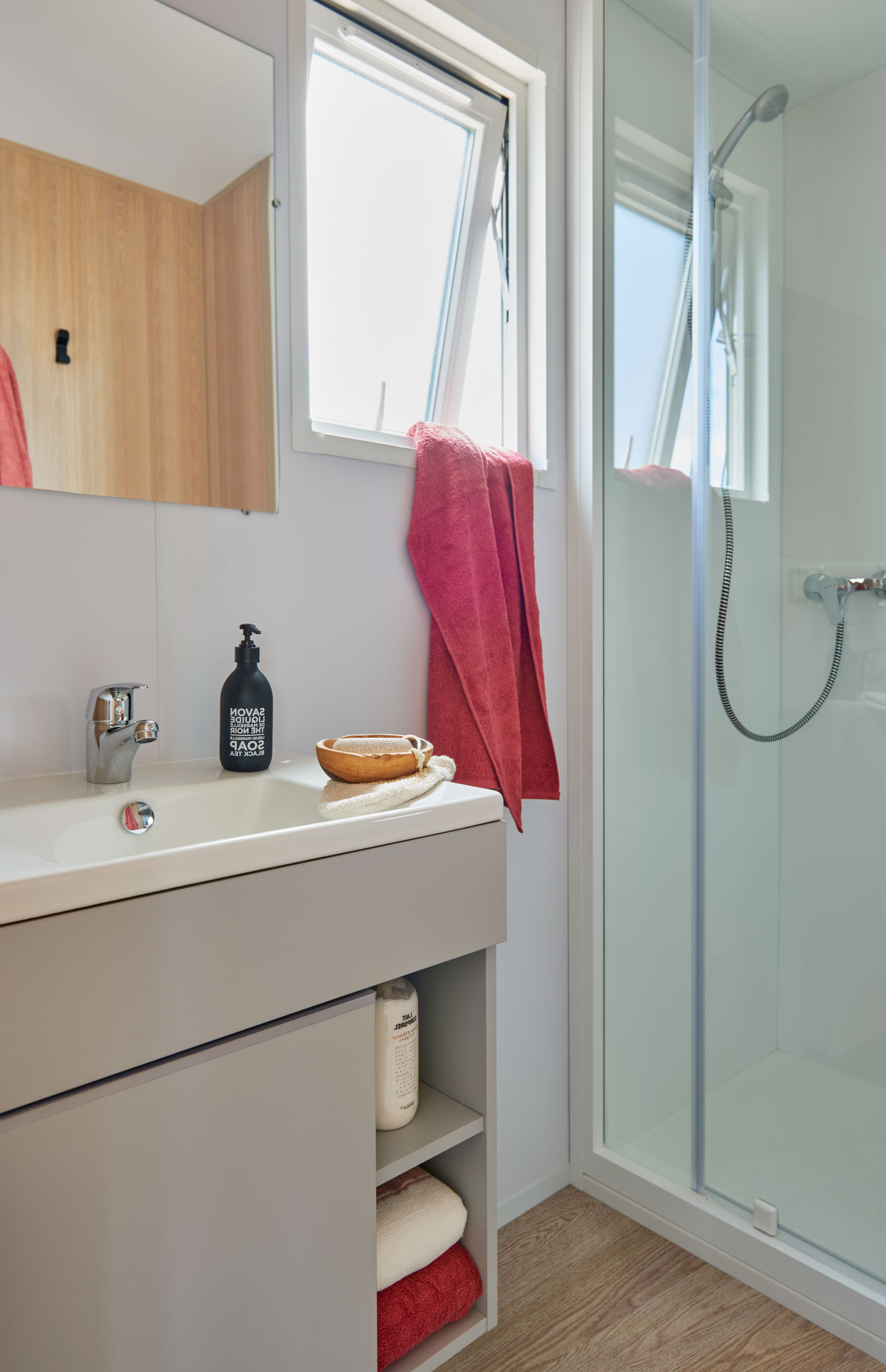 salle de douche pacifique mobil-home gamme vacances louisiane