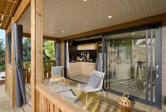 gamme locative plein air chalets fabre terrasse couverte verdure